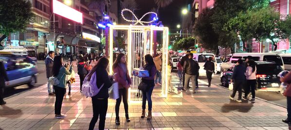 Entre luces y compras de último momento, La Paz se vistió de Navidad - Sputnik Mundo