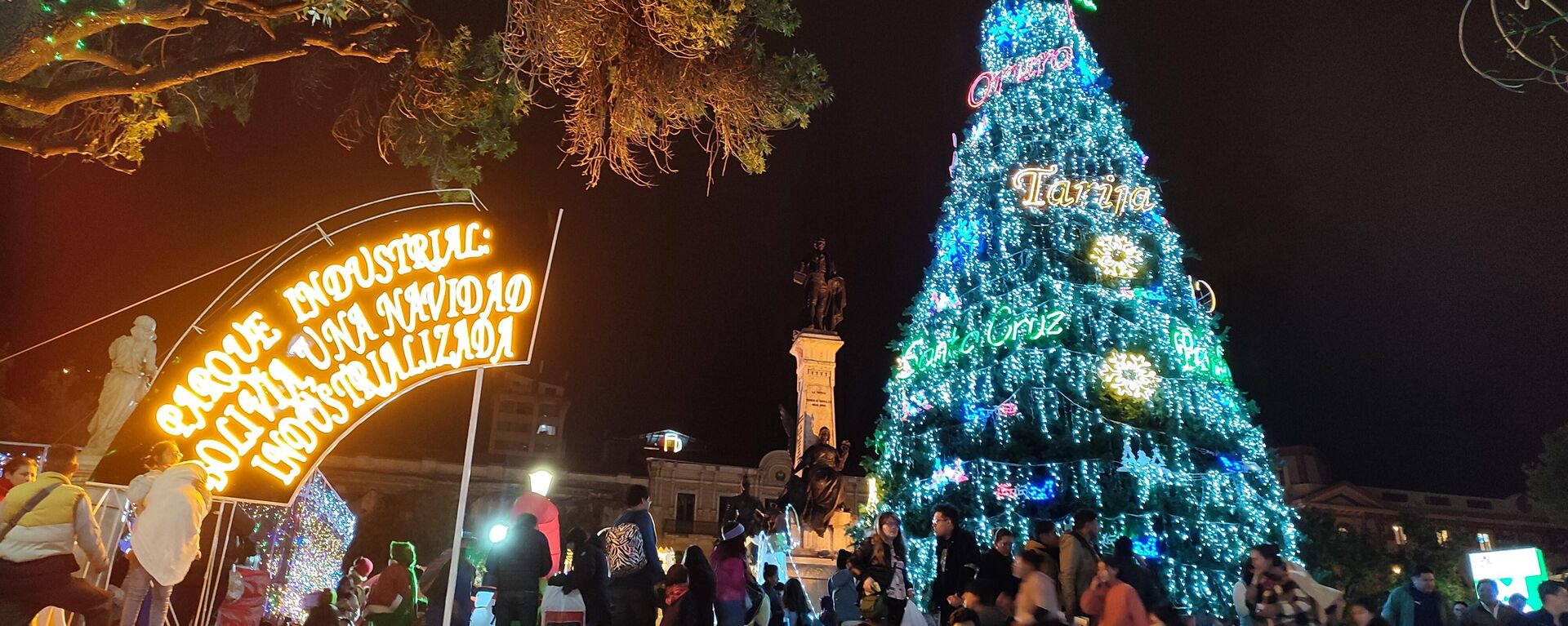 Entre luces y compras de último momento, La Paz se vistió de Navidad  - Sputnik Mundo, 1920, 25.12.2023