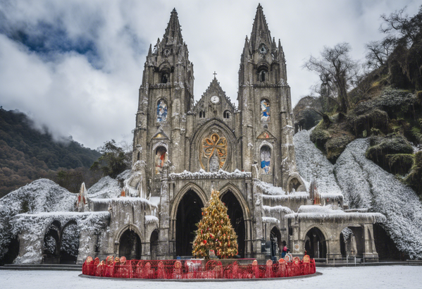 El Santuario de Nuestra Señora del Rosario de Las Lajas, Colombia, dibujado por la red neuronal. - Sputnik Mundo