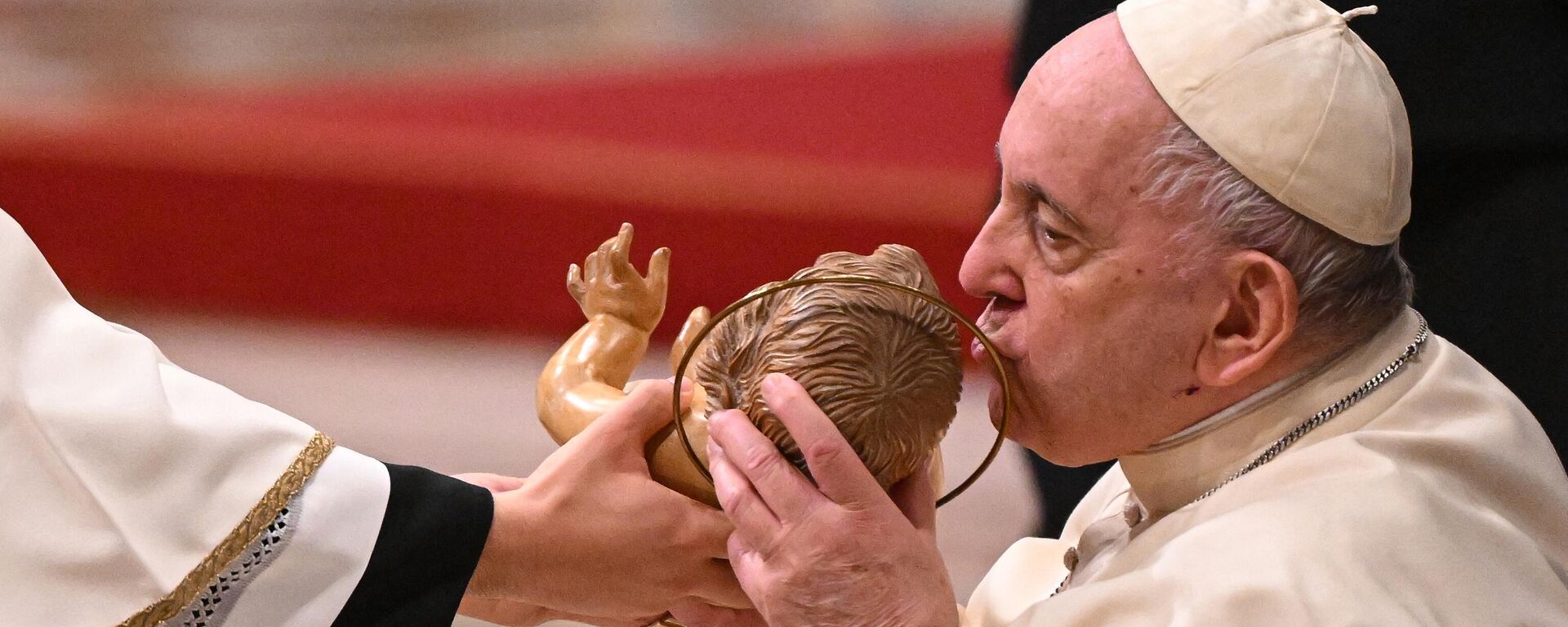 El papa Francisco besa una estatuilla del Niño Jesús mientras asiste a la misa de Nochebuena en la Basílica de San Pedro del Vaticano. - Sputnik Mundo, 1920, 24.12.2023