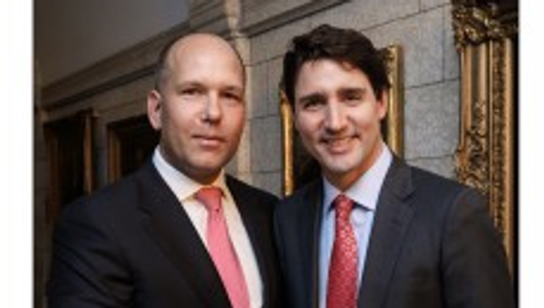 Paul Grod, presidente del Congreso Ucraniano Canadiense, se reúne con Justin Trudeau, primer ministro de Canadá, en el Parlamento de Canadá, el 5 de abril de 2017 - Sputnik Mundo