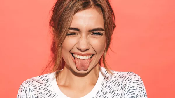 Una mujer joven muestra su lengua (referencial) - Sputnik Mundo