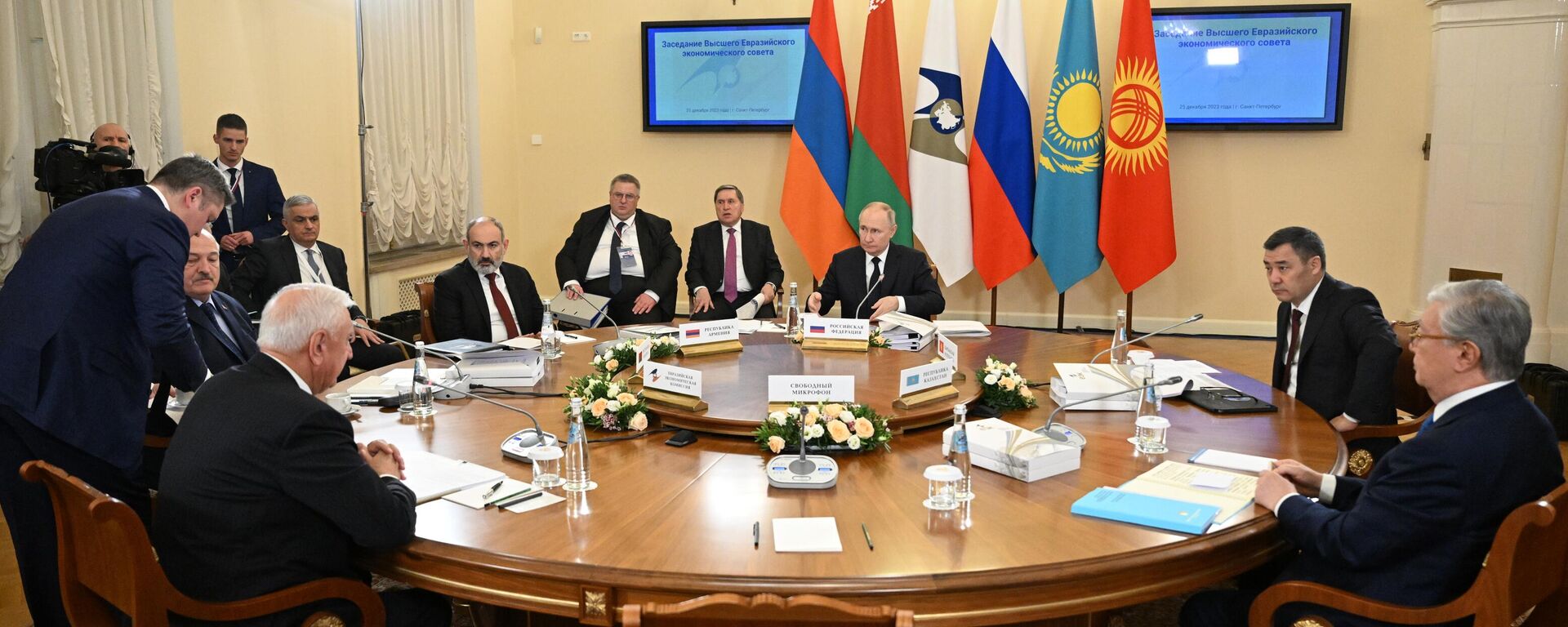 El presidente ruso Vladímir Putin durante la reunión del Consejo Económico Supremo Euroasiático - Sputnik Mundo, 1920, 25.12.2023