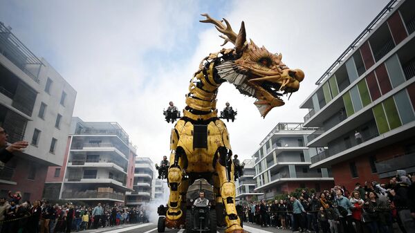 Caballo dragón Long-Ma en las calles de Toulouse en Francia - Sputnik Mundo