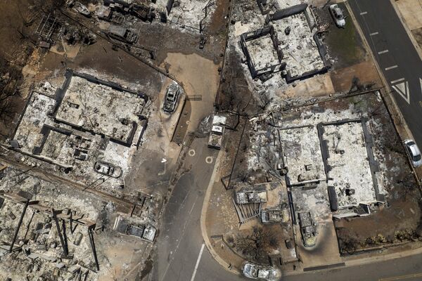 En agosto, una serie de mortíferos incendios forestales arrasaron Hawái, principalmente la isla de Maui. Como consecuencia, 145 personas murieron en la ciudad de Lahaina.En la foto: edificios y automóviles quemados en Lahaina, el 22 de agosto de 2023. - Sputnik Mundo