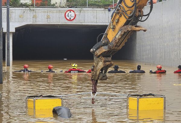 Las fuertes lluvias de julio causaron inundaciones y corrimientos de tierra generalizados en Corea del Sur, que afectaron sobre todo a los residentes de las provincias de Chungcheong del Norte y Gyeongsang del Norte. Unas 50 personas murieron víctimas del desastre natural. Las lluvias han sido las más intensas de los últimos 115 años en Corea del Sur.En la foto: Rescatistas buscando supervivientes en una carretera inundada que conduce a un túnel en Cheongju. - Sputnik Mundo