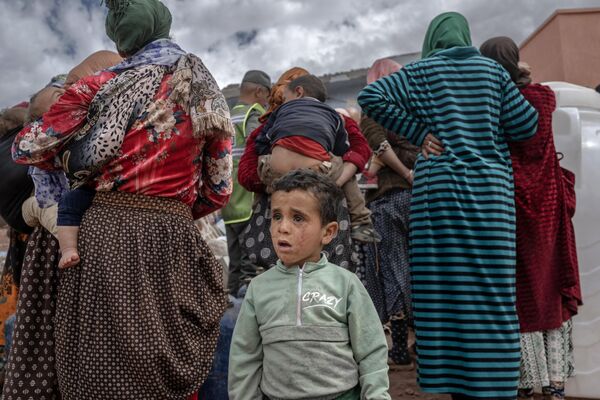 El 8 de septiembre, un sismo de magnitud 6,8 sacudió Marruecos. Murieron unas 3.000 personas. Los monumentos históricos de Marrakech sufrieron daños. El sismo también fue sentido en España, Portugal, Argelia y otros países.En la foto: los habitantes de un pueblo de la cordillera del Atlas, afectado por el terremoto, esperando ayuda. - Sputnik Mundo