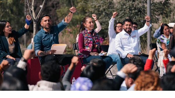 La precandidata Claudia Sheinbaum presentando a su equipo de asesores jóvenes, el pasado 17 de diciembre - Sputnik Mundo