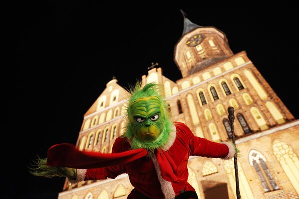 Artista vestido de Grinch en la catedral de la ciudad rusa de Kaliningrado. - Sputnik Mundo