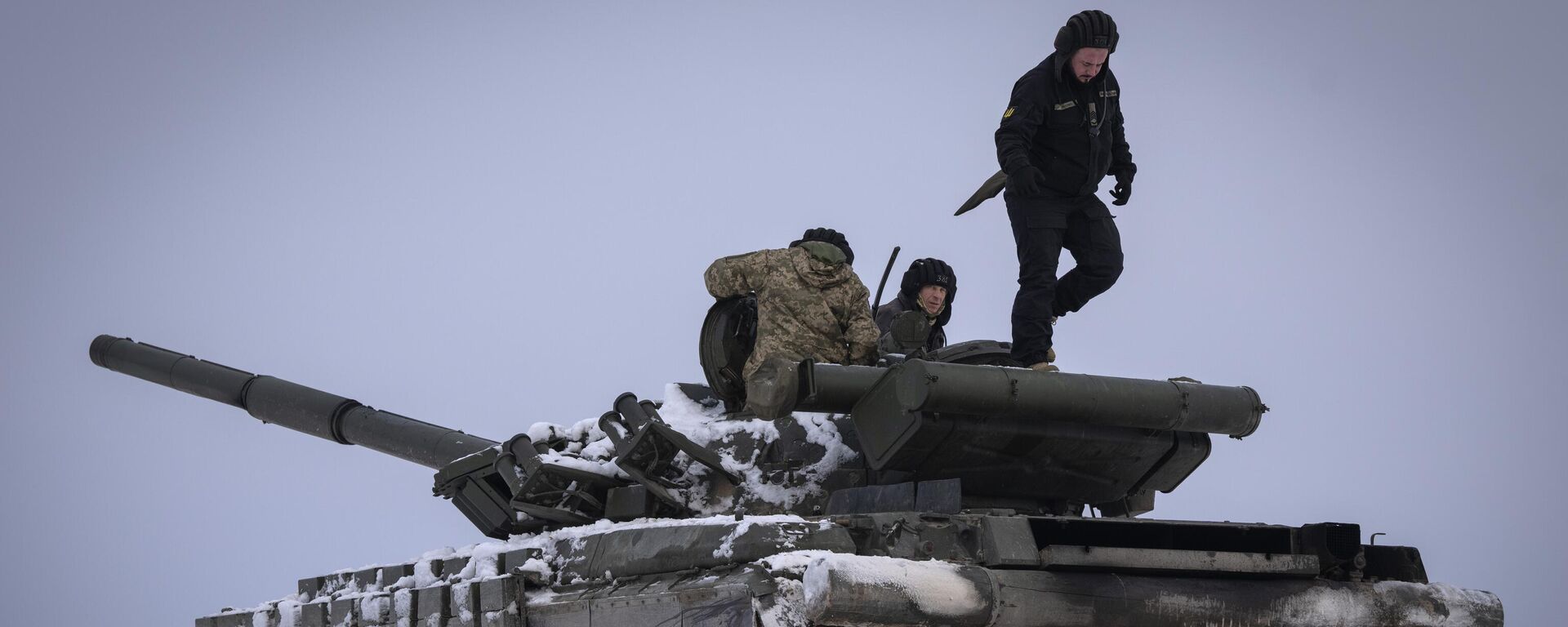 Soldados ucranianos practicando sobre un tanque durante un entrenamiento militar en Ucrania el 6 de diciembre de 2023 - Sputnik Mundo, 1920, 02.01.2024