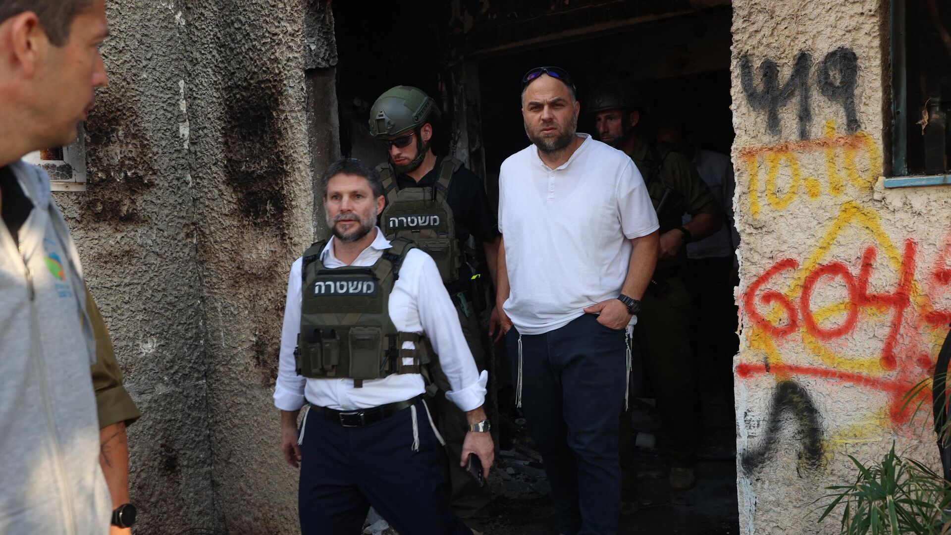 El ministro de Finanzas israelí de extrema derecha, Bezalel Smotrich, camina con soldados durante una visita al kibutz Kfar Aza, cerca de la frontera con la Franja de Gaza, el 14 de noviembre de 2023. El ministro de Finanzas israelí de extrema derecha, Bezalel Smotrich, camina con soldados durante una visita al kibutz Kfar Aza, cerca de la frontera con la Franja de Gaza, el 14 de noviembre de 2023. - Sputnik Mundo, 1920, 01.01.2024