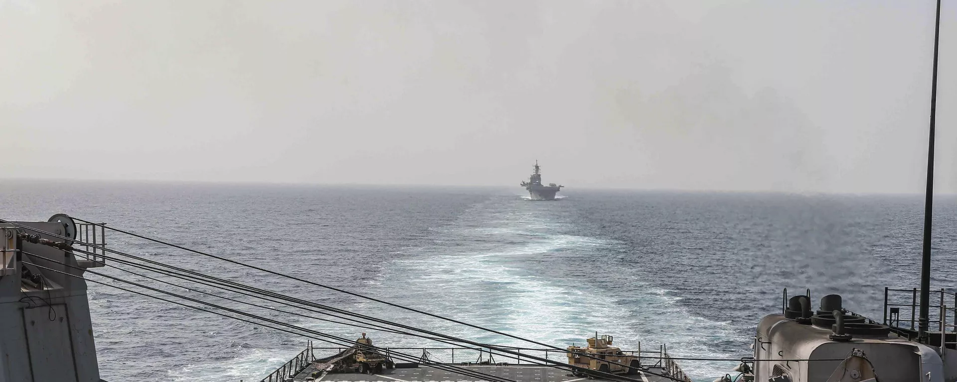 Los buques de asalto anfibio USS Carter Hall y USS Bataan navegan por el estrecho de Bab al-Mandeb - Sputnik Mundo, 1920, 03.04.2026