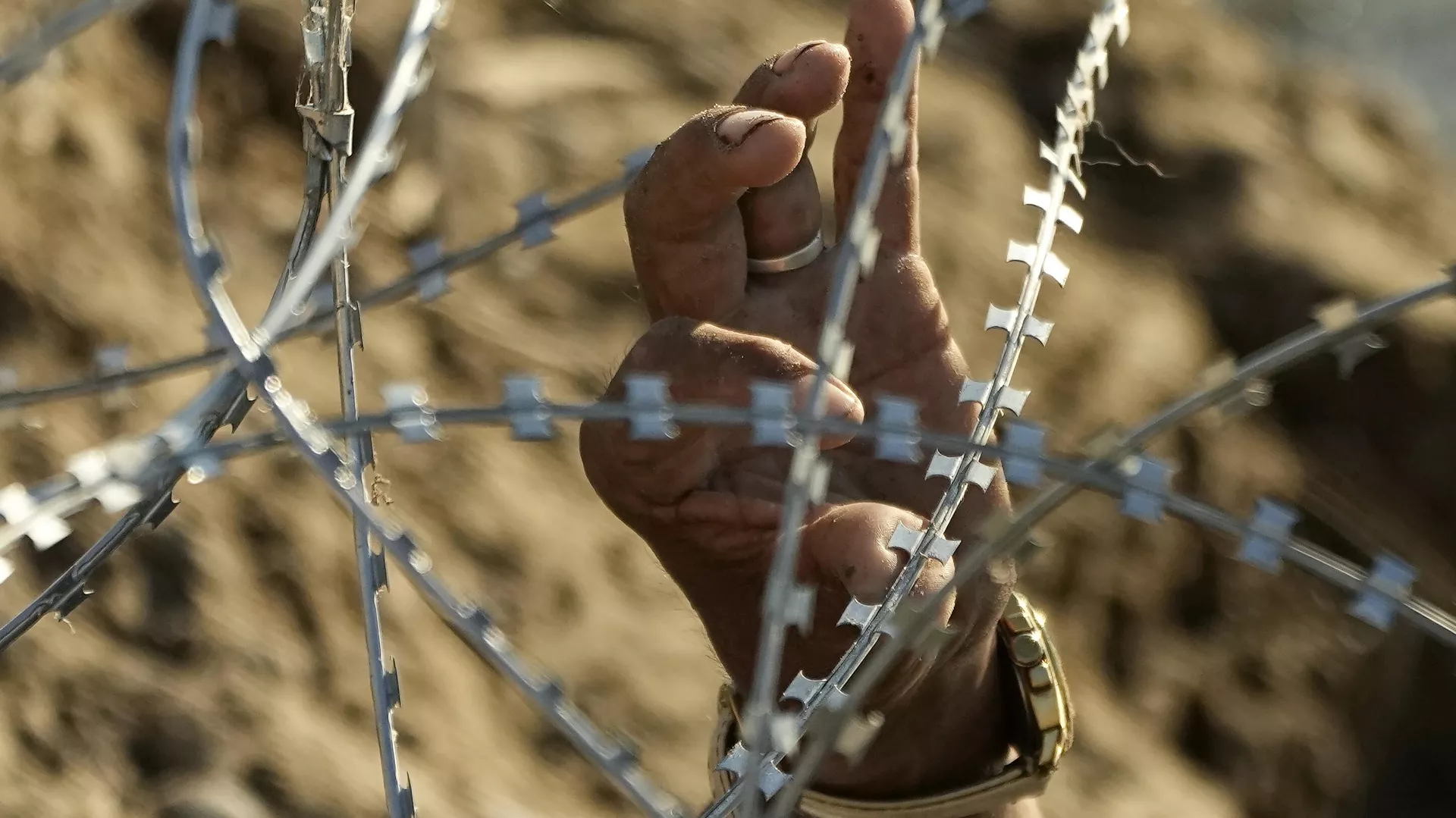 Un migrante intenta cruzar la frontera entre México y Estados Unidos en Eagle Pass, Texas - Sputnik Mundo, 1920, 07.10.2024