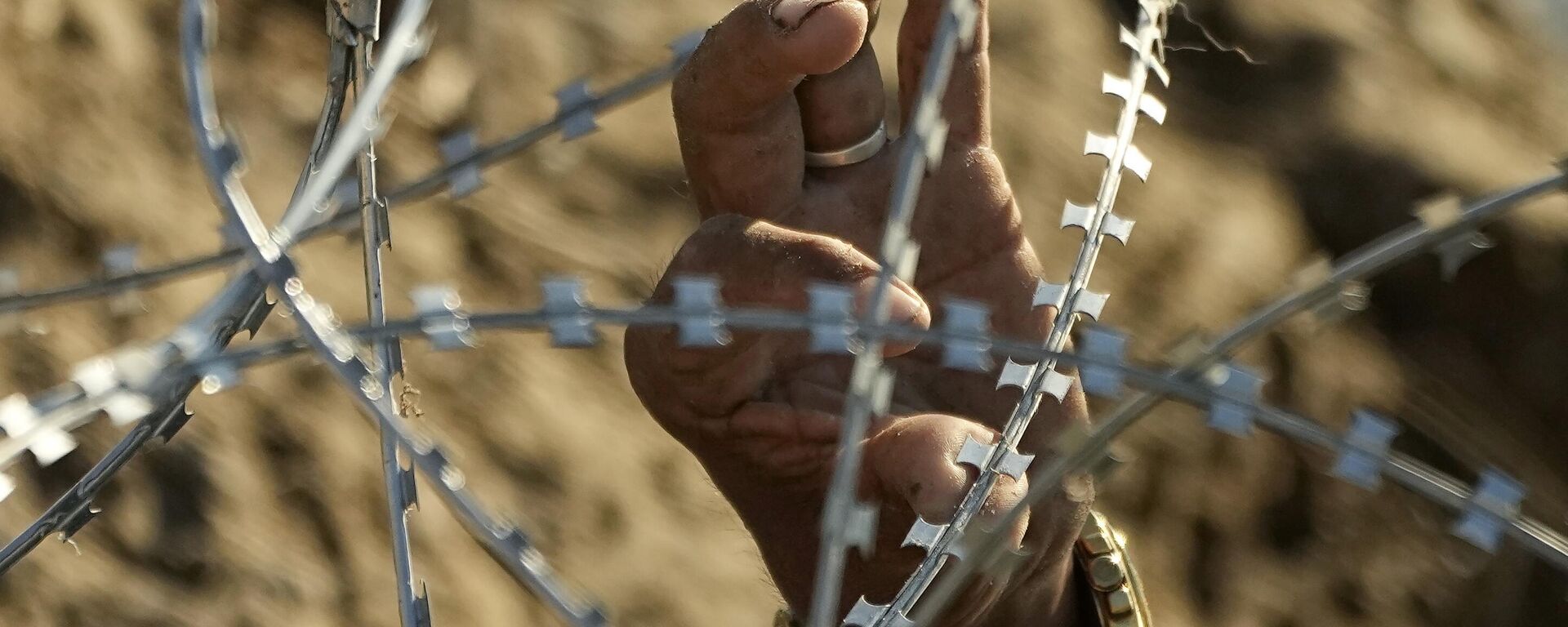 Un migrante intenta cruzar la frontera entre México y Estados Unidos en Eagle Pass, Texas - Sputnik Mundo, 1920, 07.10.2024