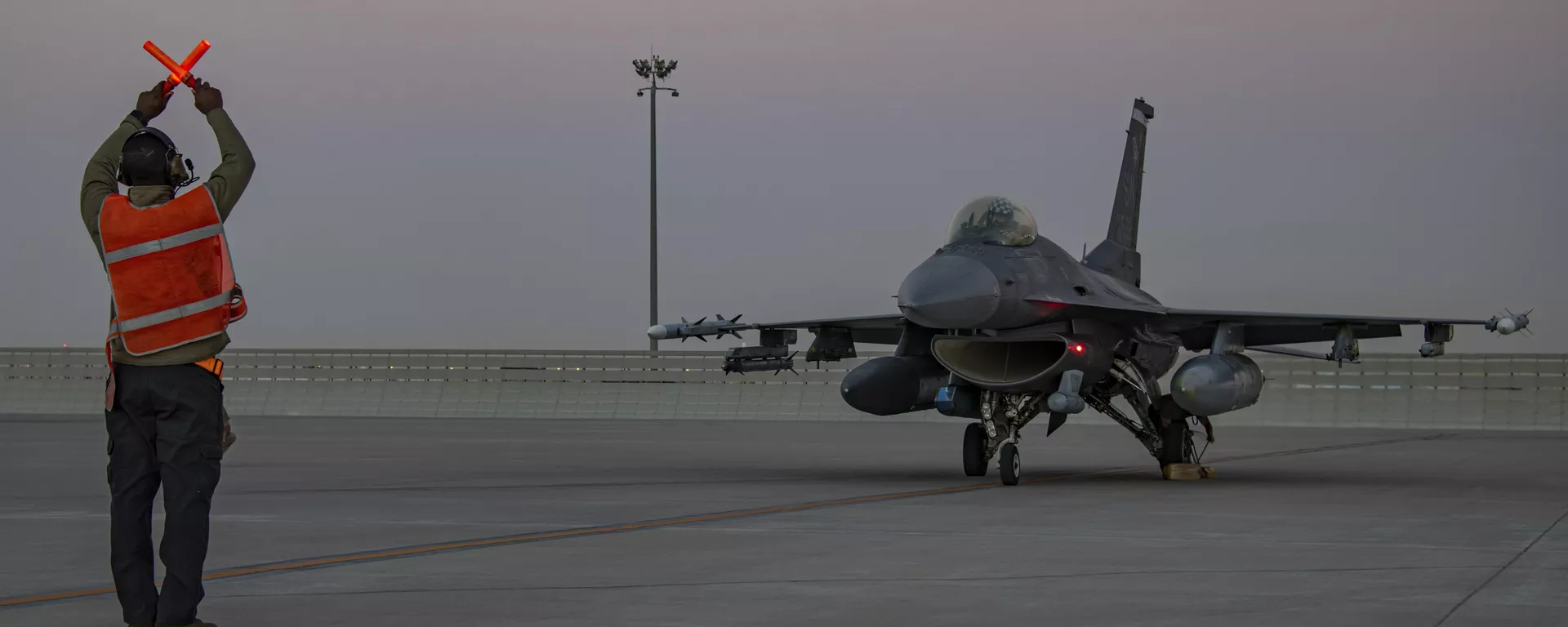 Un F-16 Fighting Falcon durante un entrenamiento en la base aérea de Al-Udeid, Catar - Sputnik Mundo, 1920, 11.12.2024