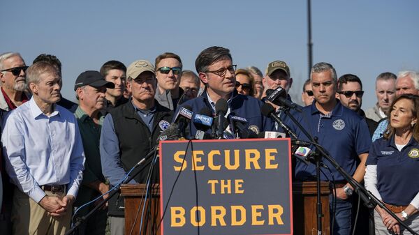 El presidente de la Cámara de Representantes de los Estados Unidos, Mike Johnson, habla junto a miembros republicanos del Congreso, el miércoles 3 de enero de 2024, en Eagle Pass, Texas. - Sputnik Mundo