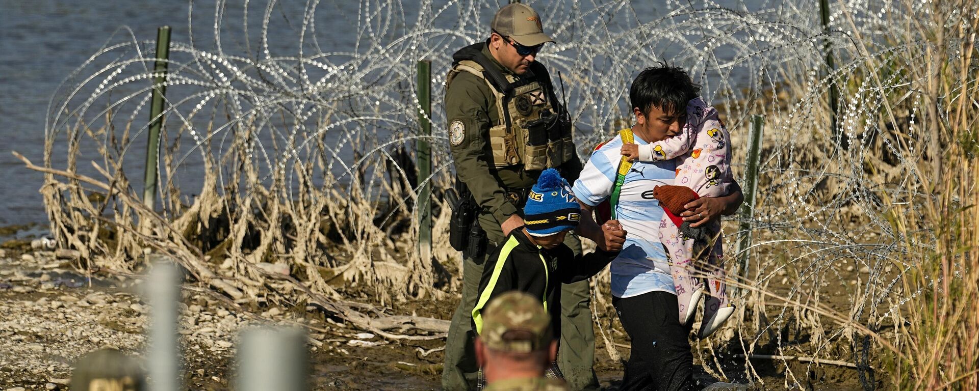 MIgrantes en la frontera de México con Texas  - Sputnik Mundo, 1920, 04.01.2024