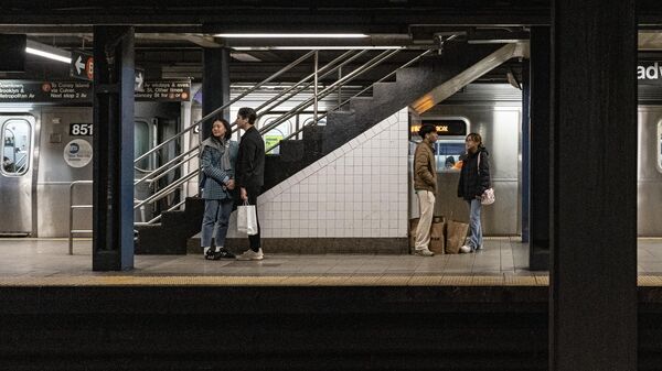 Pasajeros en una plataforma del subte de Nueva York - Sputnik Mundo