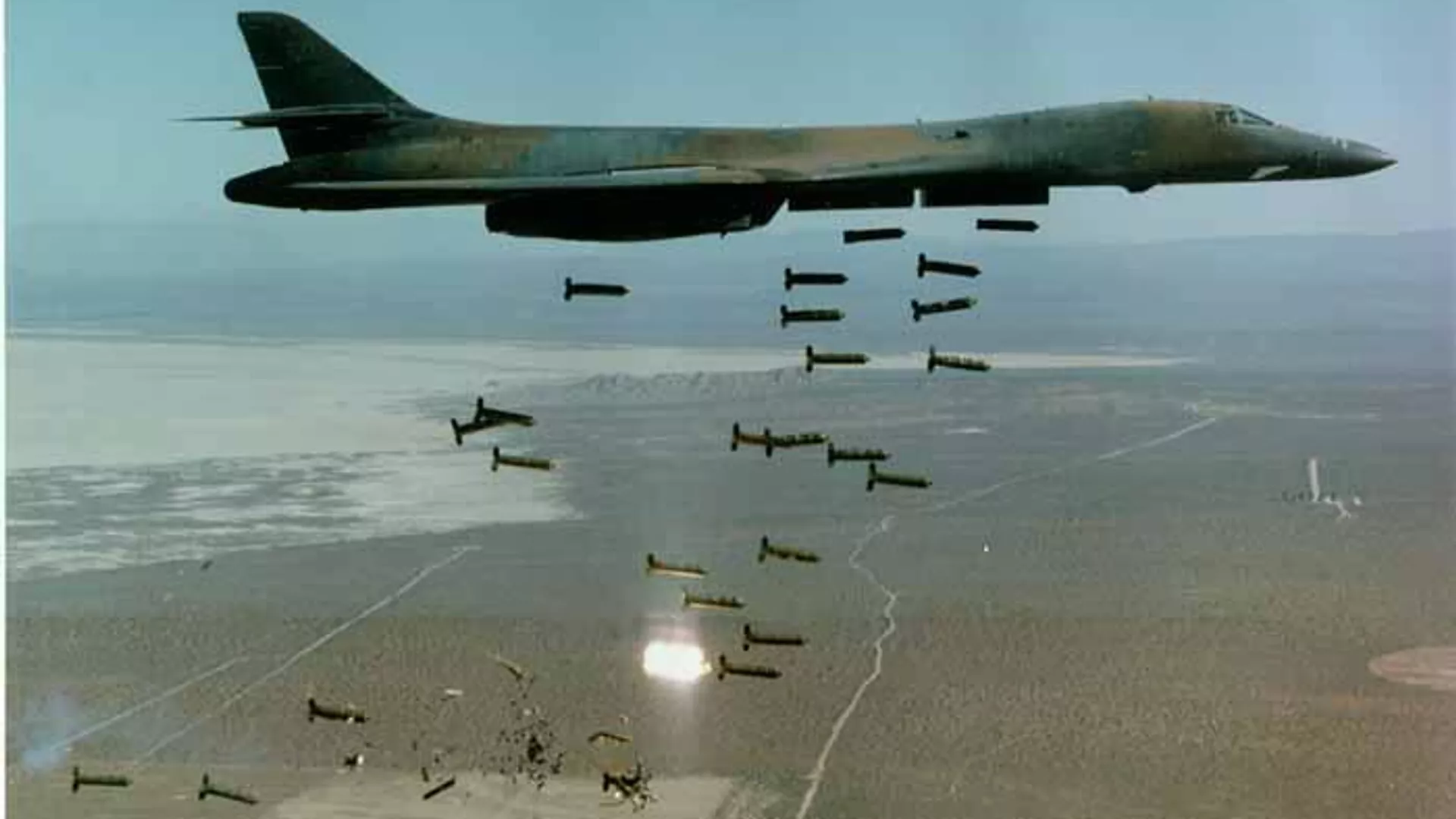 Un bombardero estratégico Rockwell B-1B Lancer lanzando bombas de racimo Un bombardero estratégico Rockwell B-1B Lancer lanzando bombas de racimo - Sputnik Mundo, 1920, 28.02.2024