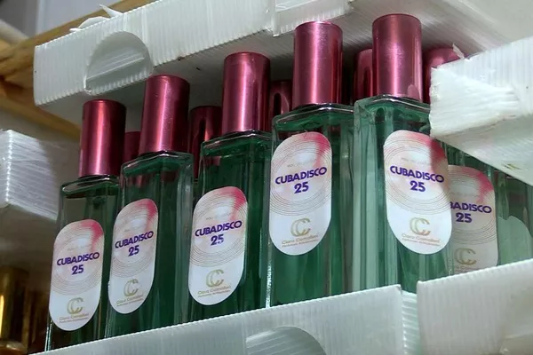 Una de las líneas de perfumes Clara Camalleri Una de las líneas de perfumes Clara Camalleri - Sputnik Mundo