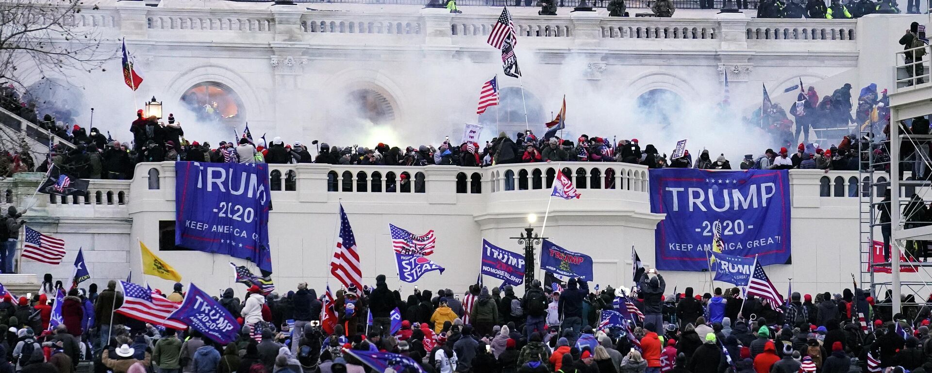 Manifestantes, leales al entonces presidente Donald Trump, irrumpen en el Capitolio en Washington el 6 de enero de 2021  - Sputnik Mundo, 1920, 04.10.2024