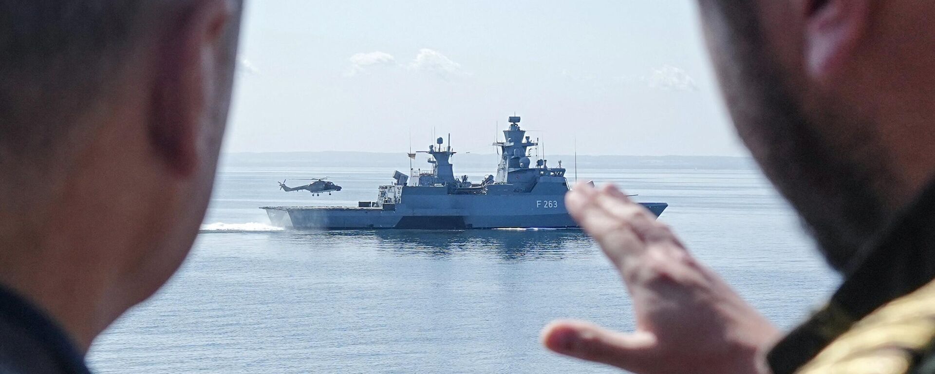 El canciller alemán Olaf Scholz habla con un militar mientras se encuentra a bordo de la fragata Mecklenburg-Vorpommern durante su visita a la Armada alemana para observar el aterrizaje de un helicóptero a bordo de la corbeta alemana Oldenburg (F263) durante unas maniobras militares en el Mar Báltico. - Sputnik Mundo, 1920, 07.01.2024