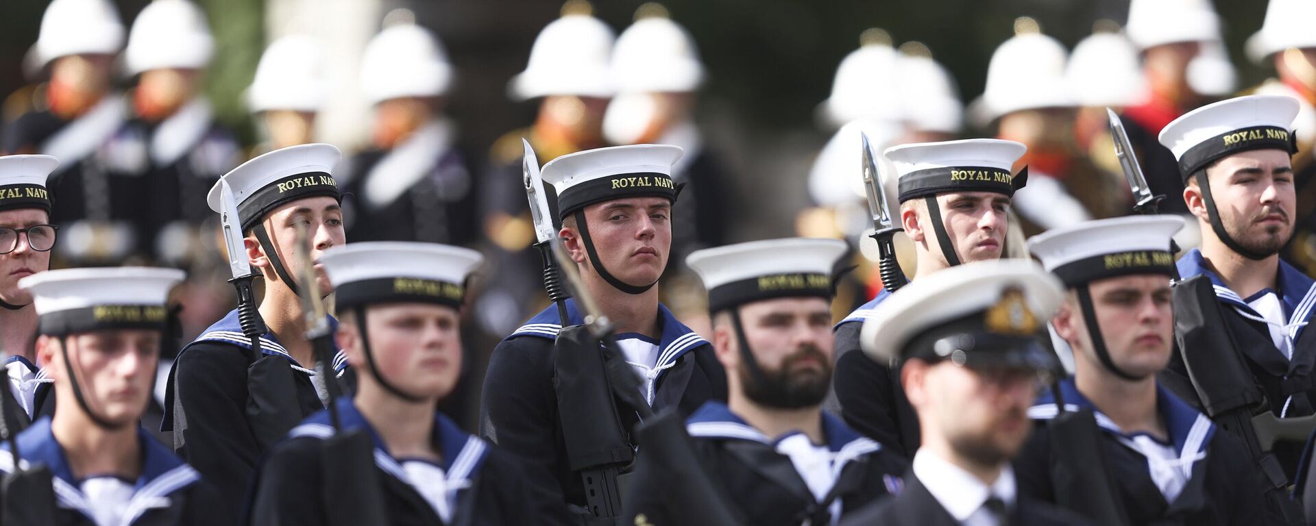 Marineros de la Marina Real marchan, antes de una procesión  - Sputnik Mundo, 1920, 07.01.2024
