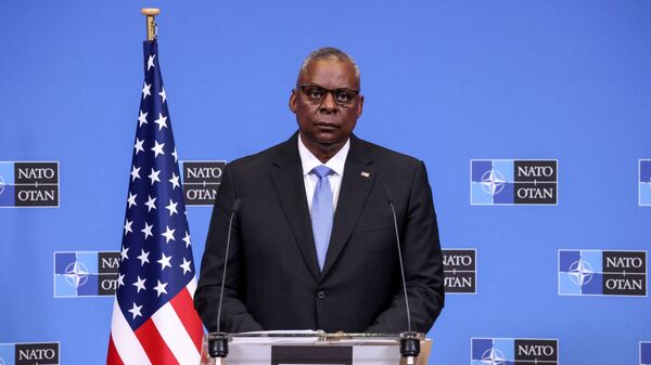 Lloyd Austin, secretario de Defensa de EEUU, en una conferencia de prensa de la OTAN en Bruselas, en octubre de 2023.  - Sputnik Mundo