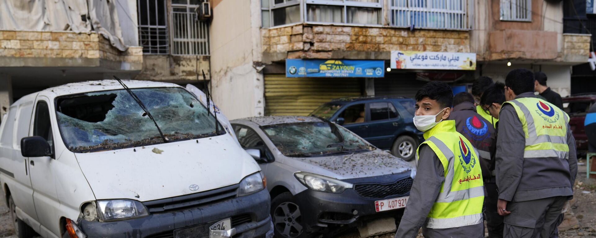 Trabajadores de la Defensa Civil de Hezbolá buscan restos mortales cerca de un edificio de apartamentos donde un ataque israelí mató al líder político de Hamás Saleh Arouri, Líbano, 3 de enero de 2024 - Sputnik Mundo, 1920, 31.07.2024