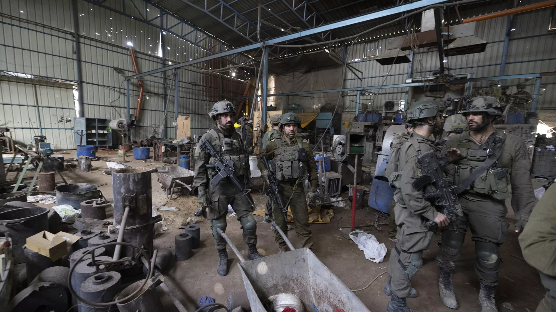 Soldados israelíes en una instalación que, según el Ejército de Israel, es una fábrica de cohetes de Hamás en al-Bureij, en el centro de la Franja de Gaza