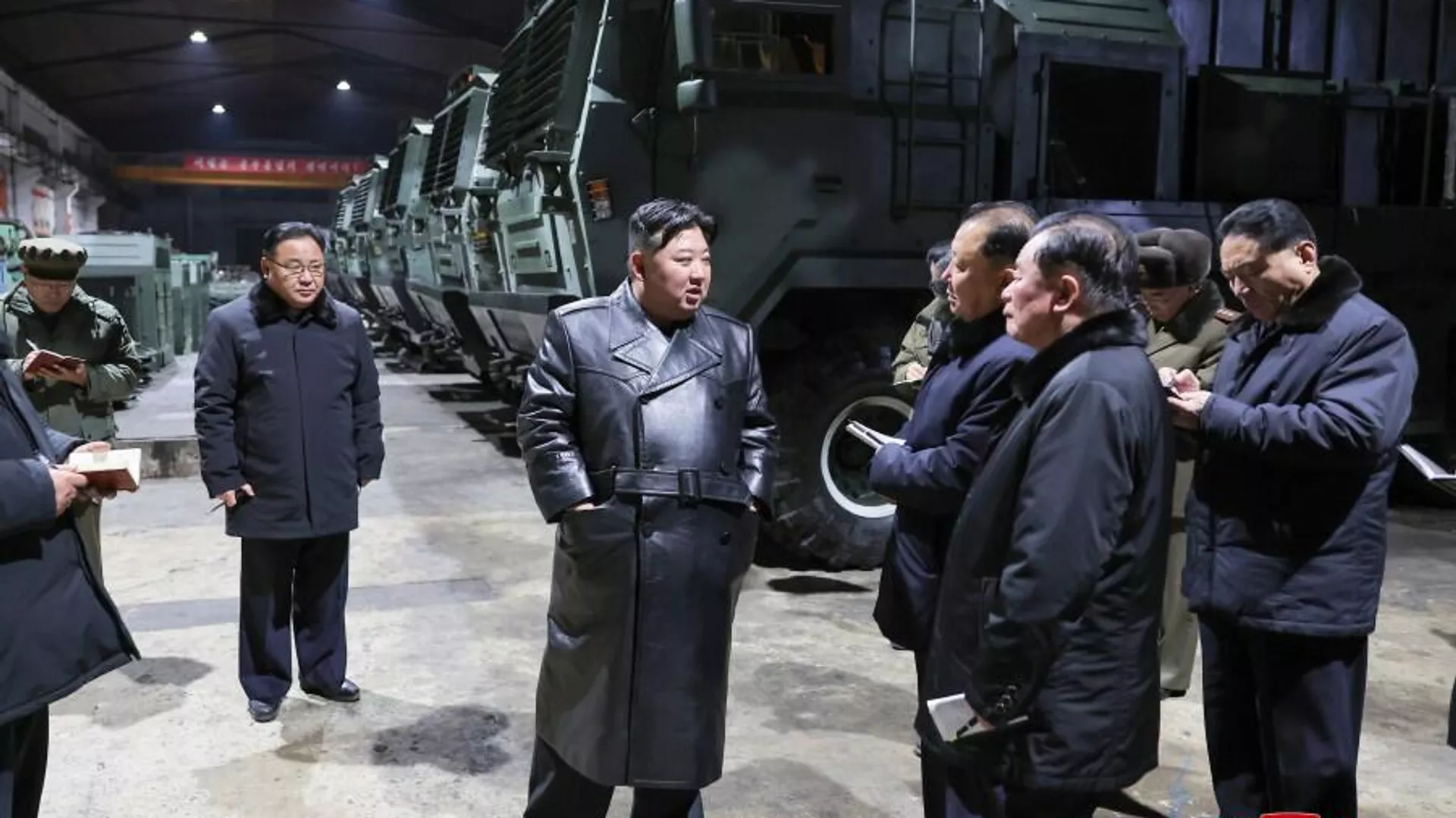 Лидер КНДР Ким Чен Ын во время посещения военных заводов