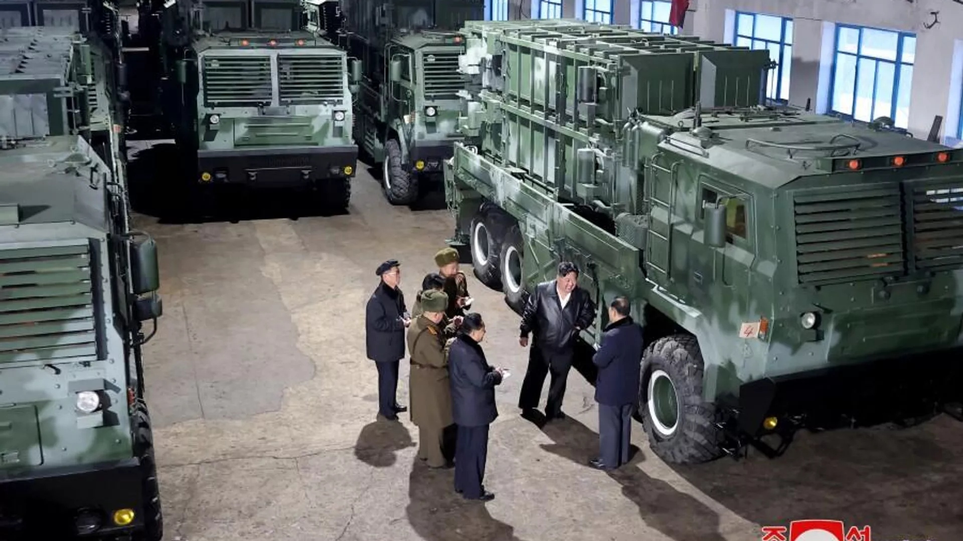 Лидер КНДР Ким Чен Ын во время посещения военных заводов