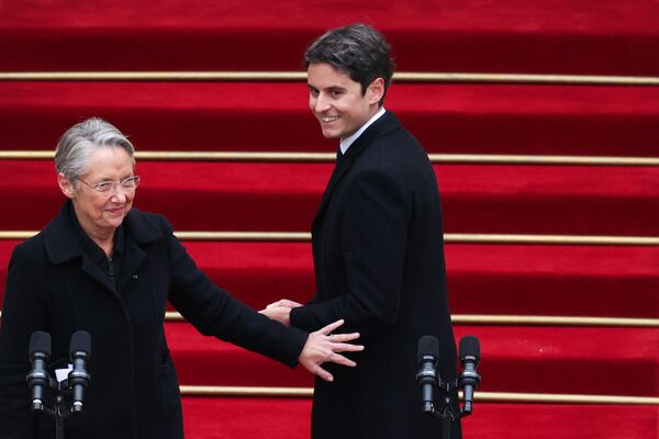 El nuevo primer ministro francés Gabriel Attal y su predecesora Elisabeth Borne en la ceremonia de traspaso de poderes en el Hotel Matignon de París, Francia. El nuevo primer ministro francés Gabriel Attal y su predecesora Elisabeth Borne en la ceremonia de traspaso de poderes en el Hotel Matignon de París, Francia. - Sputnik Mundo