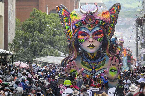 Una de las plataformas de los participantes en el Carnaval de Blancos y Negros en Pasto, Colombia. Una de las plataformas de los participantes en el Carnaval de Blancos y Negros en Pasto, Colombia. - Sputnik Mundo