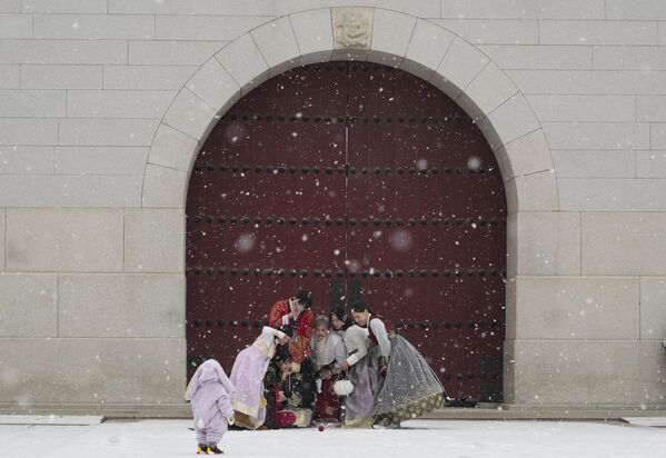 Mujeres vestidas con trajes tradicionales coreanos hanbok posan ante la puerta Gwanghwamun del palacio Gyeongbok de Seúl, uno de los principales monumentos de Corea del Sur que data del siglo XIV. Mujeres vestidas con trajes tradicionales coreanos hanbok posan ante la puerta Gwanghwamun del palacio Gyeongbok de Seúl, uno de los principales monumentos de Corea del Sur que data del siglo XIV. - Sputnik Mundo