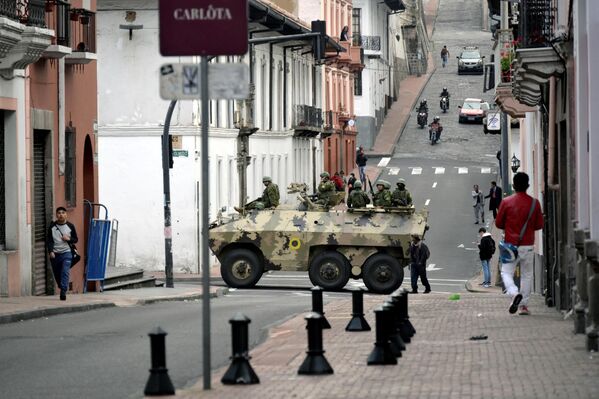 Las fuerzas de seguridad patrullan los alrededores de la plaza central y el palacio presidencial de Quito después de que Ecuador impusiera un régimen de "conflicto armado interno". Las fuerzas de seguridad patrullan los alrededores de la plaza central y el palacio presidencial de Quito después de que Ecuador impusiera un régimen de "conflicto armado interno". - Sputnik Mundo