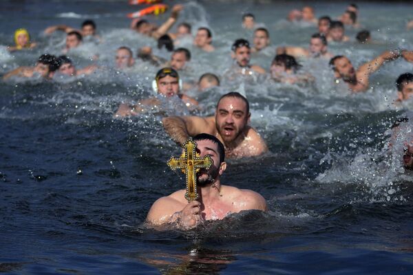 Fieles de la Iglesia ortodoxa griega se bañan en la bahía del Cuerno de Oro en Estambul, Turquía, durante la celebración de la Epifanía. Fieles de la Iglesia ortodoxa griega se bañan en la bahía del Cuerno de Oro en Estambul, Turquía, durante la celebración de la Epifanía. - Sputnik Mundo
