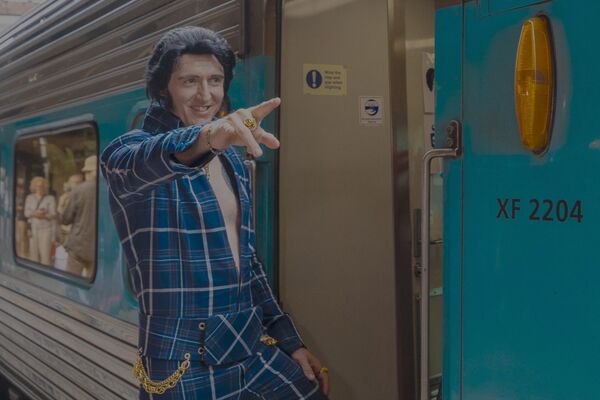 Un imitador de Elvis Presley se dirige al festival anual de Elvis de Parkes, en Nueva Gales del Sur, antes de que el tren salga de la estación central de Sídney, Australia. Un imitador de Elvis Presley se dirige al festival anual de Elvis de Parkes, en Nueva Gales del Sur, antes de que el tren salga de la estación central de Sídney, Australia. - Sputnik Mundo