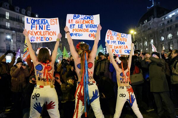Feministas durante una manifestación contra el sexismo en la plaza Saint Augustin de París, Francia. Feministas durante una manifestación contra el sexismo en la plaza Saint Augustin de París, Francia. - Sputnik Mundo