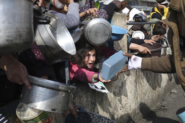 Palestinos haciendo fila para recibir comida gratuita en Rafah, Franja de Gaza. Palestinos haciendo fila para recibir comida gratuita en Rafah, Franja de Gaza. - Sputnik Mundo