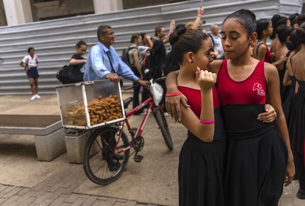 Participantes en un espectáculo callejero como parte del festival Ballet Más Allá de las Fronteras en La Habana, Cuba. Participantes en un espectáculo callejero como parte del festival Ballet Más Allá de las Fronteras en La Habana, Cuba. - Sputnik Mundo