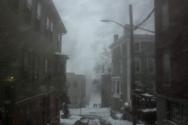 Peatones en una calle de la ciudad de Providence, Rhode Island, EEUU, durante una tormenta de nieve. Peatones en una calle de la ciudad de Providence, Rhode Island, EEUU, durante una tormenta de nieve. - Sputnik Mundo