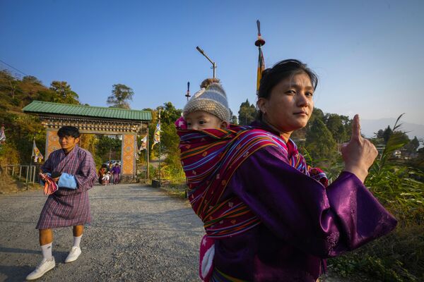 Una residente de Deothang, Bután, muestra un signo en su dedo índice tras votar en las elecciones parlamentarias. Una residente de Deothang, Bután, muestra un signo en su dedo índice tras votar en las elecciones parlamentarias. - Sputnik Mundo