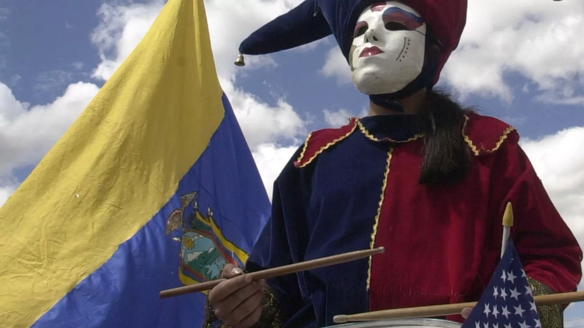 Un actor toca un tambor que tiene dos banderas de EEUU y una de Ecuador Un actor toca un tambor que tiene dos banderas de EEUU y una de Ecuador - Sputnik Mundo, 1920, 12.01.2024