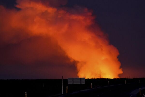 La erupción en la península islandesa de Reykjanesskagi comenzó el 14 de enero tras una serie de terremotos. A las 8 de la mañana, a unos 450 metros de la ciudad de Grindavik, se formó la primera grieta en el suelo. - Sputnik Mundo