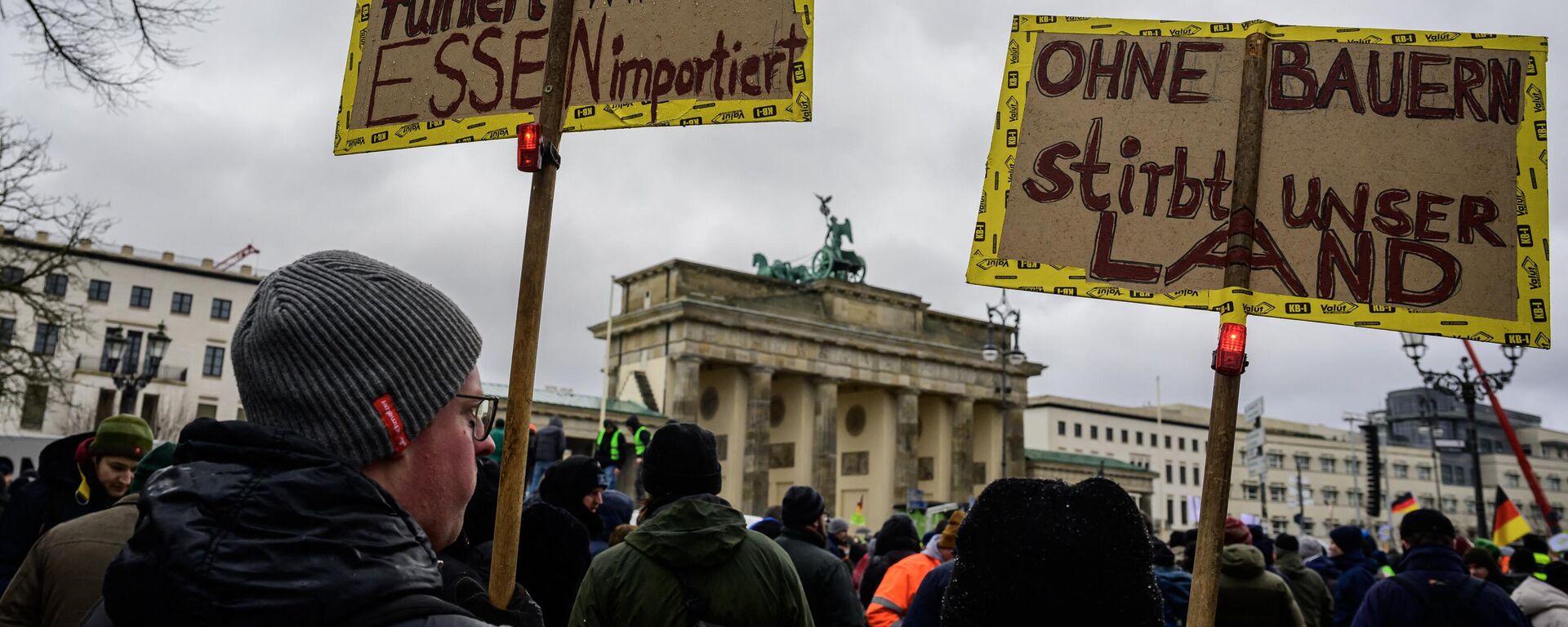 Miles de personas se reunieron en la capital alemana para protestar contra la eliminación de los subsidios para la agricultura - Sputnik Mundo, 1920, 15.01.2024