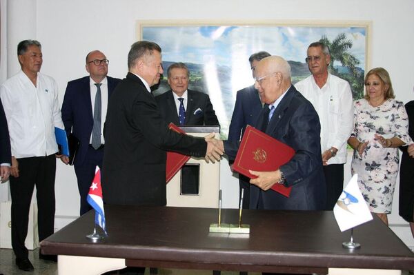 Serguéi Gláziev, ministro de Integración y macroeconomía de la CEE y el vice primer  ministro de cuba, Ricardo Cabrisas, firman protocolo de tercera reunión mixta. - Sputnik Mundo