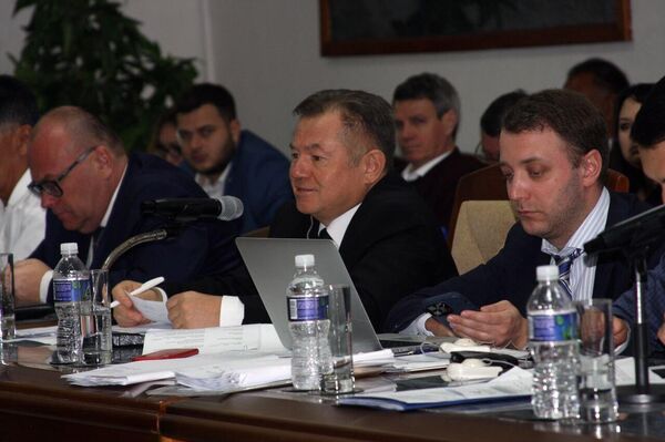 Al centro, Serguéi Gláziev, ministro de Integración y Macroeconomía de la CEE. - Sputnik Mundo