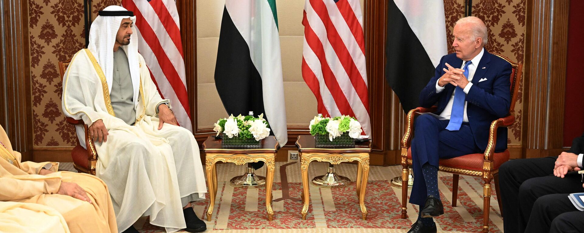 El presidente de EEUU, Joe Biden, y el presidente de los Emiratos Árabes Unidos, Sheikh Mohamed bin Zayed Al Nahyan, asisten a una reunión bilateral en un hotel de la ciudad costera saudí de Yedda, en el mar Rojo, el 16 de julio de 2022. - Sputnik Mundo, 1920, 16.01.2024