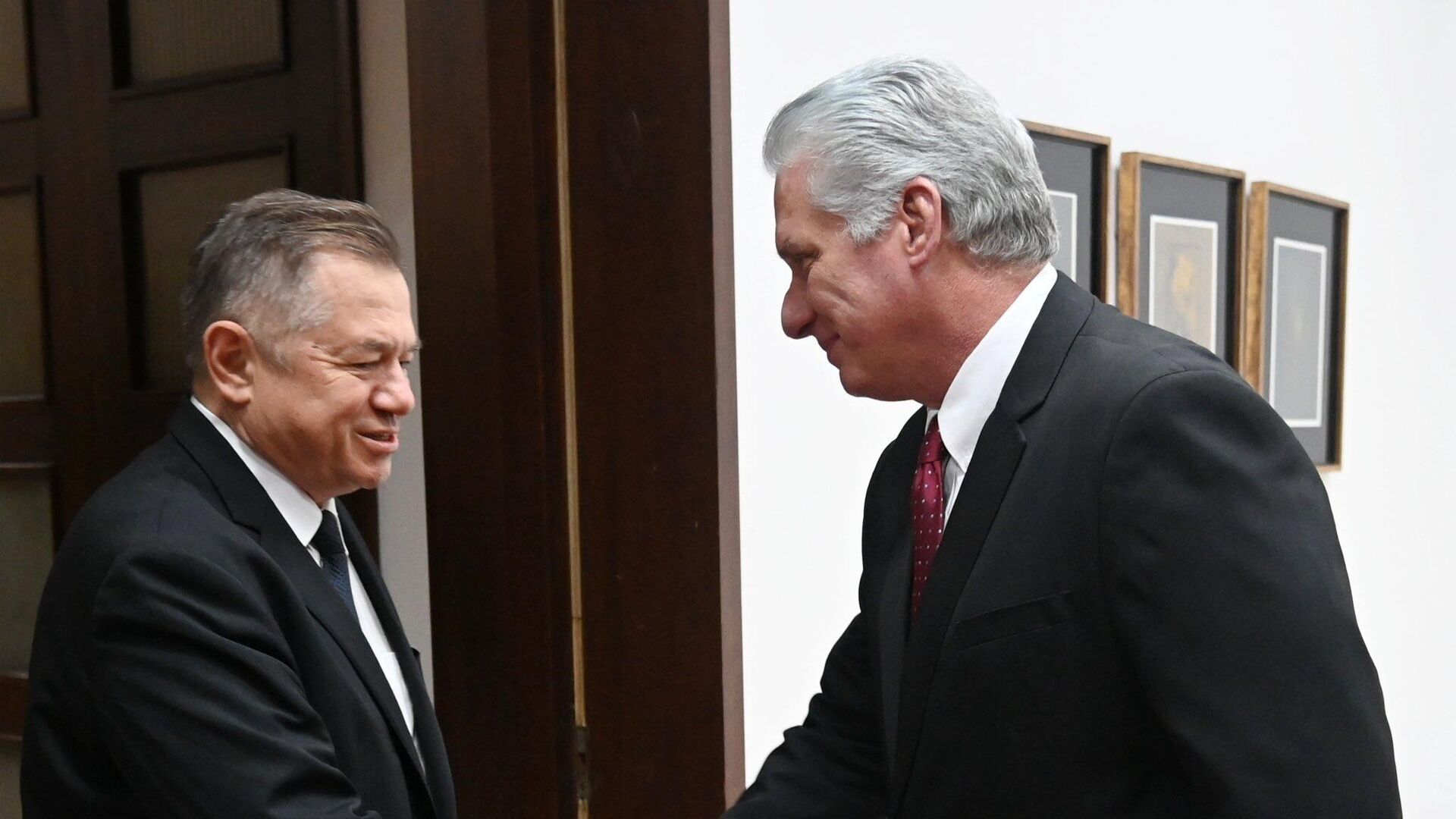 El ministro de Integración y Macroeconomía de la Comisión Económica Euroasiática (CEE), Serguéi Glaziev, y el presidente de Cuba, Miguel Díaz-Canel El ministro de Integración y Macroeconomía de la Comisión Económica Euroasiática (CEE), Serguéi Glaziev, y el presidente de Cuba, Miguel Díaz-Canel - Sputnik Mundo, 1920, 16.01.2024